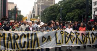 Foto da Agência Estado (AE) publicada há cinco anos (maio de 2011), durante Marcha pela Liberdade em São Paulo em resposta à repressão policial ocorrida na semana anterior contra a Marcha da Maconha