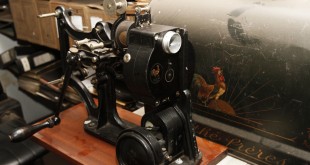 Projetores como esse Pathé levaram a magia do cinema a milhões (Foto Adriano Rosa)