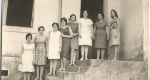 Minha mãe, a primeira de baixo para cima, e várias de minhas professoras: que saudade, que respeito (infelizmente não sei o autor da foto maravilhosa)