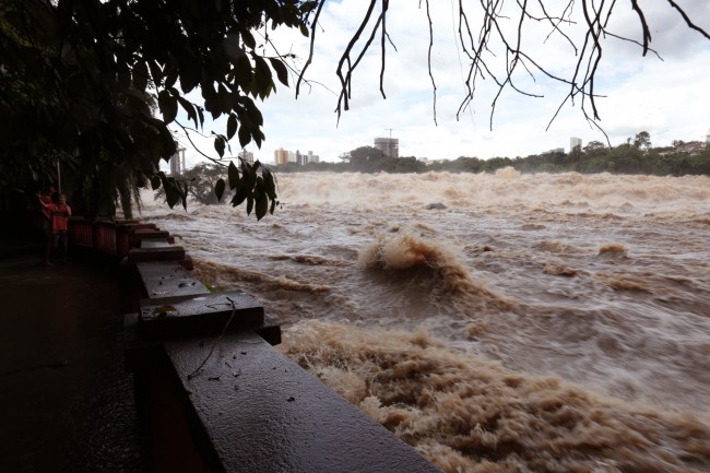 Rio Piracicaba quase transbordando: eventos extremos vão se multiplicar com mudanças climáticas globais (Foto Adriano Rosa)