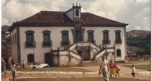 A Mariana que eu conheci, em frente à Casa da Câmara e Cadeia, edifício do final do século 18