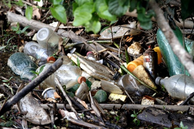 Lixo no rio Atibaia, em Campinas: gestão de resíduos e redução do consumo é desafio global (Foto Adriano Rosa)