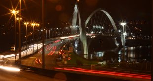 Brasília é linda, intrigante, fascinante, mas às vezes quem está lá se esquece do Brasil real, das ruas (Foto Adriano Rosa)
