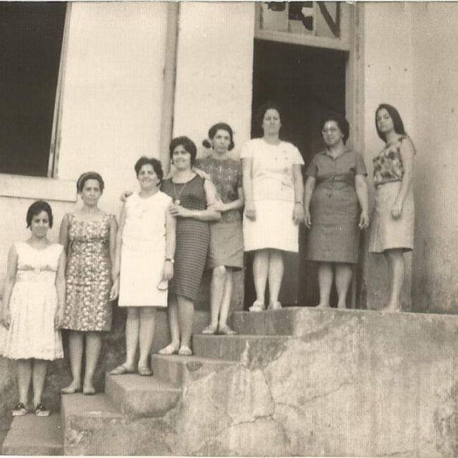 Minhas primeiras professoras,  inclusive minha mãe Dora e minha madrinha Tia Cida, na escadaria do Grupo Escolar Minas Gerais,  onde estudei, atual Escola José Soares de Araújo,  homenagem ao meu avô 