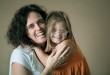Marta Avancini, com sua filha Zoe: "Cada vez que vejo uma pessoa com Down trabalhando, ativa e, sobretudo, à vontade, me desperta uma esperança de que com minha filha de 9 anos, que também tem síndrome de Down, também será assim"   Foto: Adriano Rossa