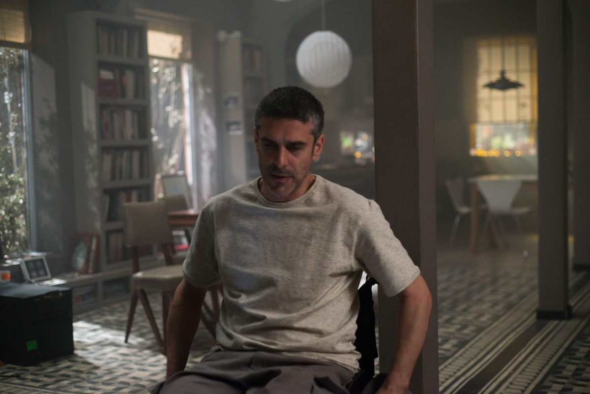 Leonardo SSbaraglia dá vida ao melancólico Joaquin, um cadeirante que trabalha no porão da casa