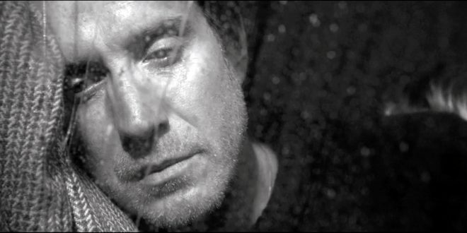 Na pele do poeta, Rhys Ifans dá um show de interpretação; poucos reconhecem o amigo amalucado de Hugh Grant no filme “Um Lugar Chamado Notting Hill”    Fotos: Divulgação