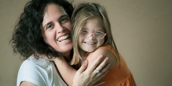 Marta Avancini, com sua filha Zoe: "Cada vez que vejo uma pessoa com Down trabalhando, ativa e, sobretudo, à vontade, me desperta uma esperança de que com minha filha de 9 anos, que também tem síndrome de Down, também será assim"   Foto: Adriano Rossa