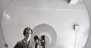 O documentário “Finding Vivian Maier” (no Brasil, “A Fotografia Oculta de Vivien Maier”) mostra como a babá Vivian Maier atravessou uma existência anônima fotografando anônimos pelas ruas   Fotos: Vivian Maier/Maloof Collection