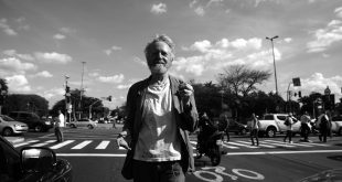 Escritor, roteirista, pensador e professor de cinema da USP e da UnB, Jean-Claude Bernardet interpreta um ex-professor universitário que vira mendigo em "Fome"     Foto: Divulgação