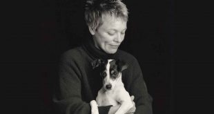 Laurie Anderson com Lollabelle, sua terrier que inspira “Coração de Cachorro”    Crédito foto: Sophie Calle. Courtesy of Abramorama.