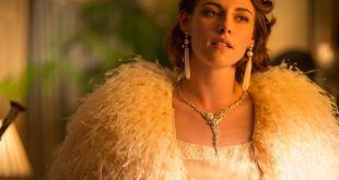 Kristen Stewart com figurino e joias Chanel em novo filme de Woody Allen, “Café Society”, em cartaz nos cinemas     Fotos: Divulgação