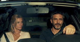 A trama central está no casal vivido por Carolina Dieckmann e Leonardo Sbaraglia, dirigidos por Marco Dutra