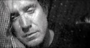 Na pele do poeta, Rhys Ifans dá um show de interpretação; poucos reconhecem o amigo amalucado de Hugh Grant no filme “Um Lugar Chamado Notting Hill”    Fotos: Divulgação