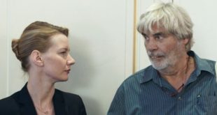 O terceiro longa da diretora alemã Maren Ade, "Toni Eardmann", pode provocar risadas, mas há uma melancolia profunda no conflito de gerações