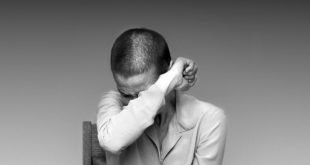 Olga, vivida por Yulyia Vyotskaya, mostra sua força em seu depoimento com a cabeça raspada