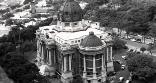 A demolição autoritária do Palácio Monroe, considerado um "trambolho", aconteceu na década de 1970, no governo Geisel