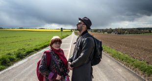 Agnès Varda divide o road movie com o jovem fotógrafo e artista JR (Foto Divulgação)