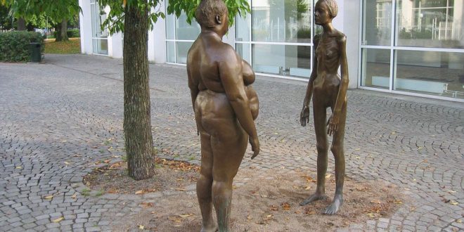 A escultura Bronskvinnorna (The women of bronze) ao lado de dora do museu de arte Konsthallen, Växjö, Suécia. A escultura é um trabalho de Marianne Lindberg De Geer  e mostra uma mulher magra e uma obesa como uma reação à fixação ao corpo.